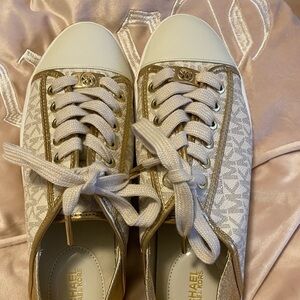 Michael Kors
Womens MICHAEL Michael Kors Kristy Slide Heel Cap